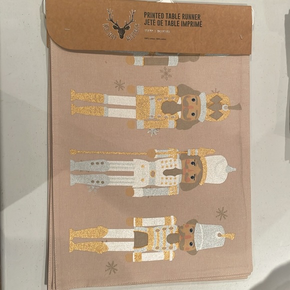 Super cute set of napkins, tea towels and table runner - Picture 4 of 4